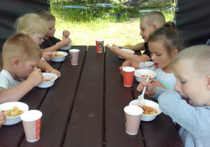 przedszkolaki jedzą zupę